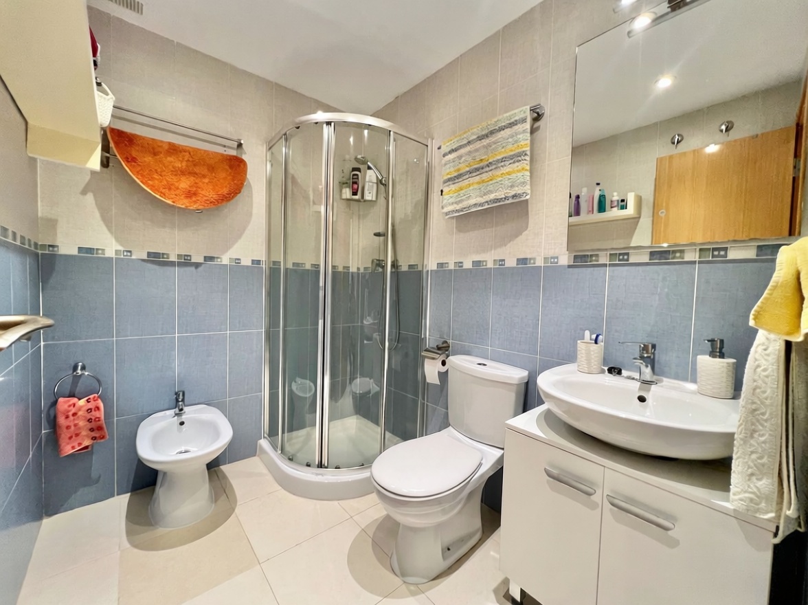 Piso en venta en Calle Amplaries, 52 — Baño