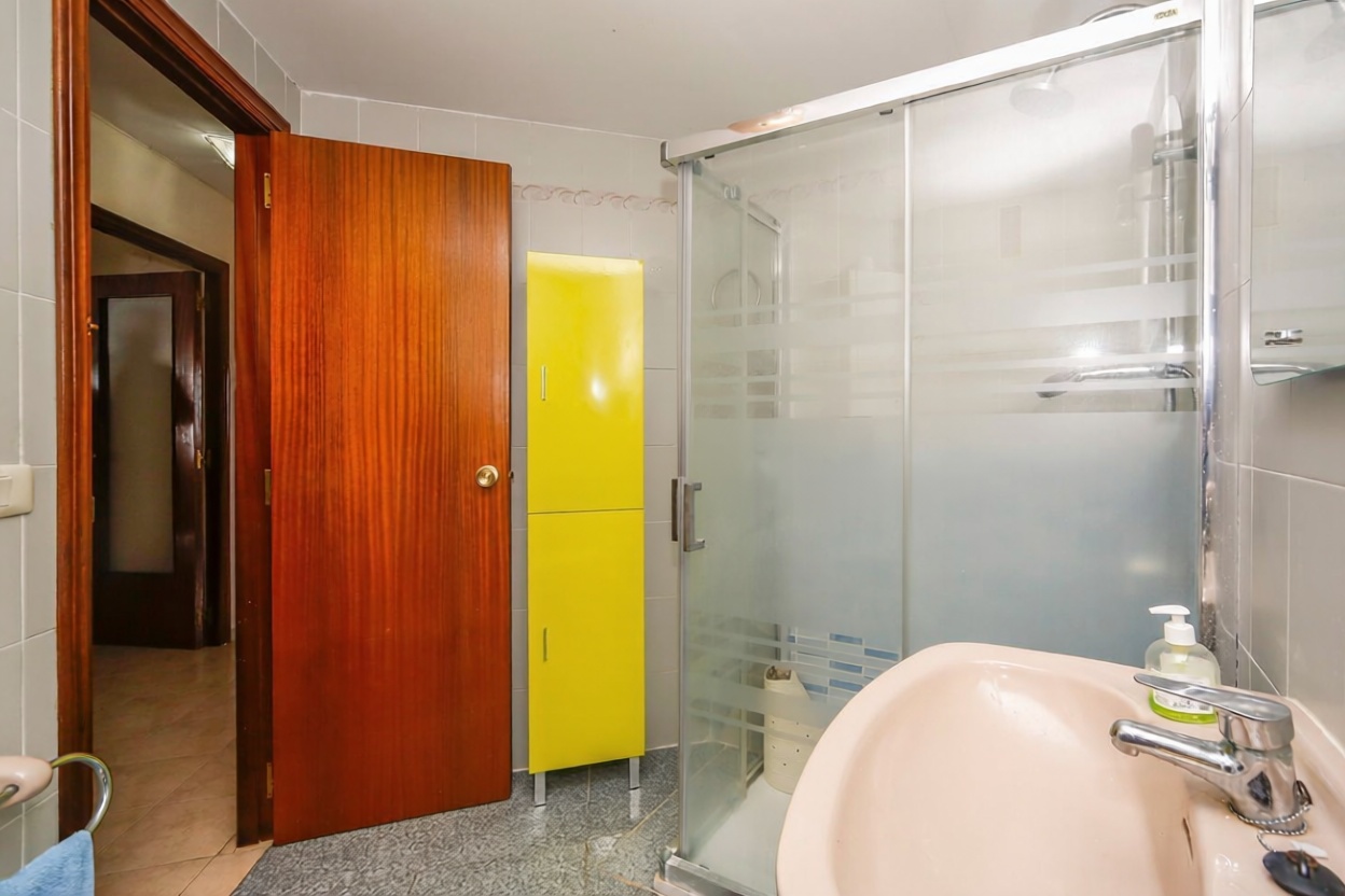 Piso en venta en Calle del Doctor Bellido — Bathroom
