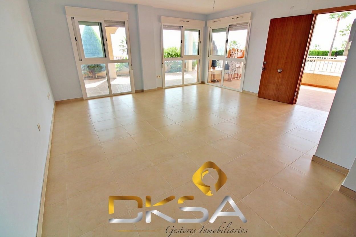 Piso en primera línea de playa en Oropesa del Mar — Salón