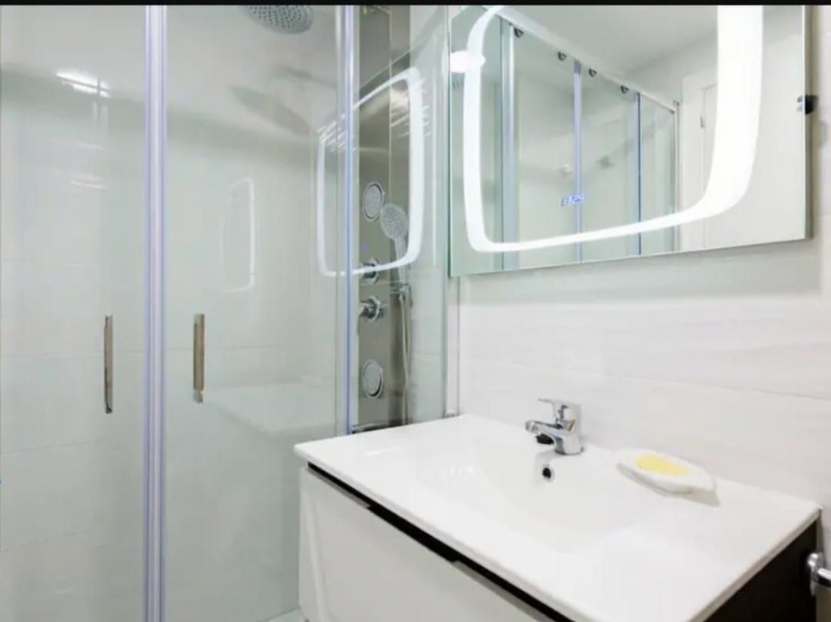 Piso en venta en Calle Moscatell, 3 — Bathroom
