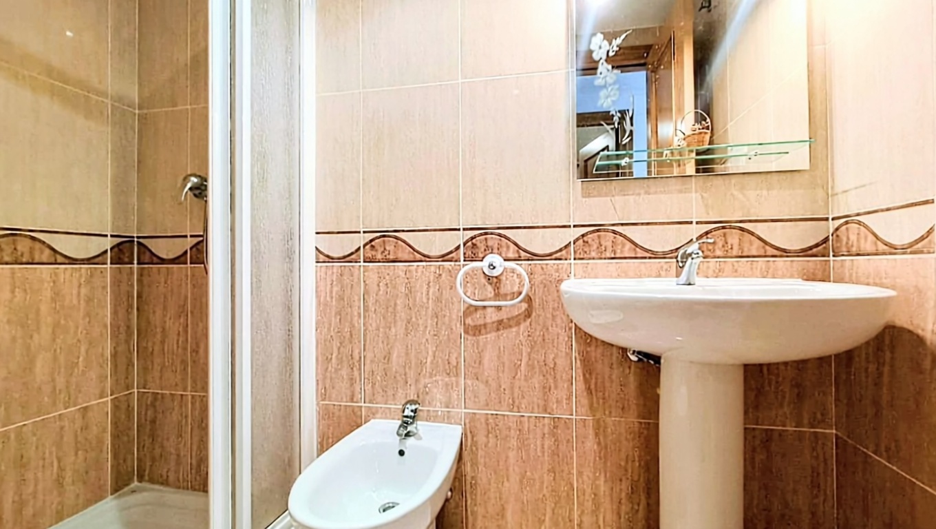 Piso en venta en Amplaries, 13 — Bathroom