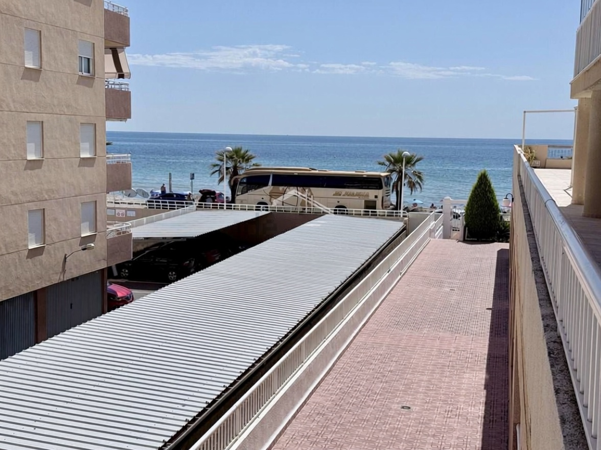 Piso en venta en Paseo Marítim del Mediterrani, 54 — Meerblick