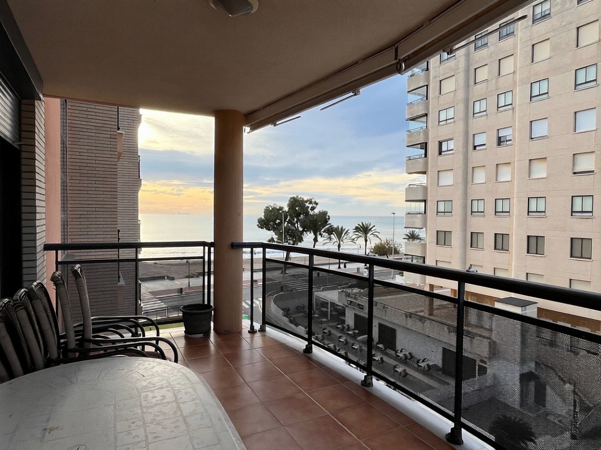 Piso en primera línea de playa en Benicasim/Benicàssim — Terraza mar