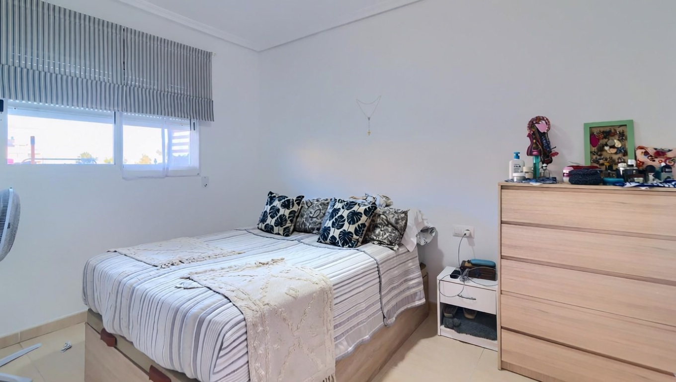 Piso en primera línea de playa en Moncofa — Dormitorio