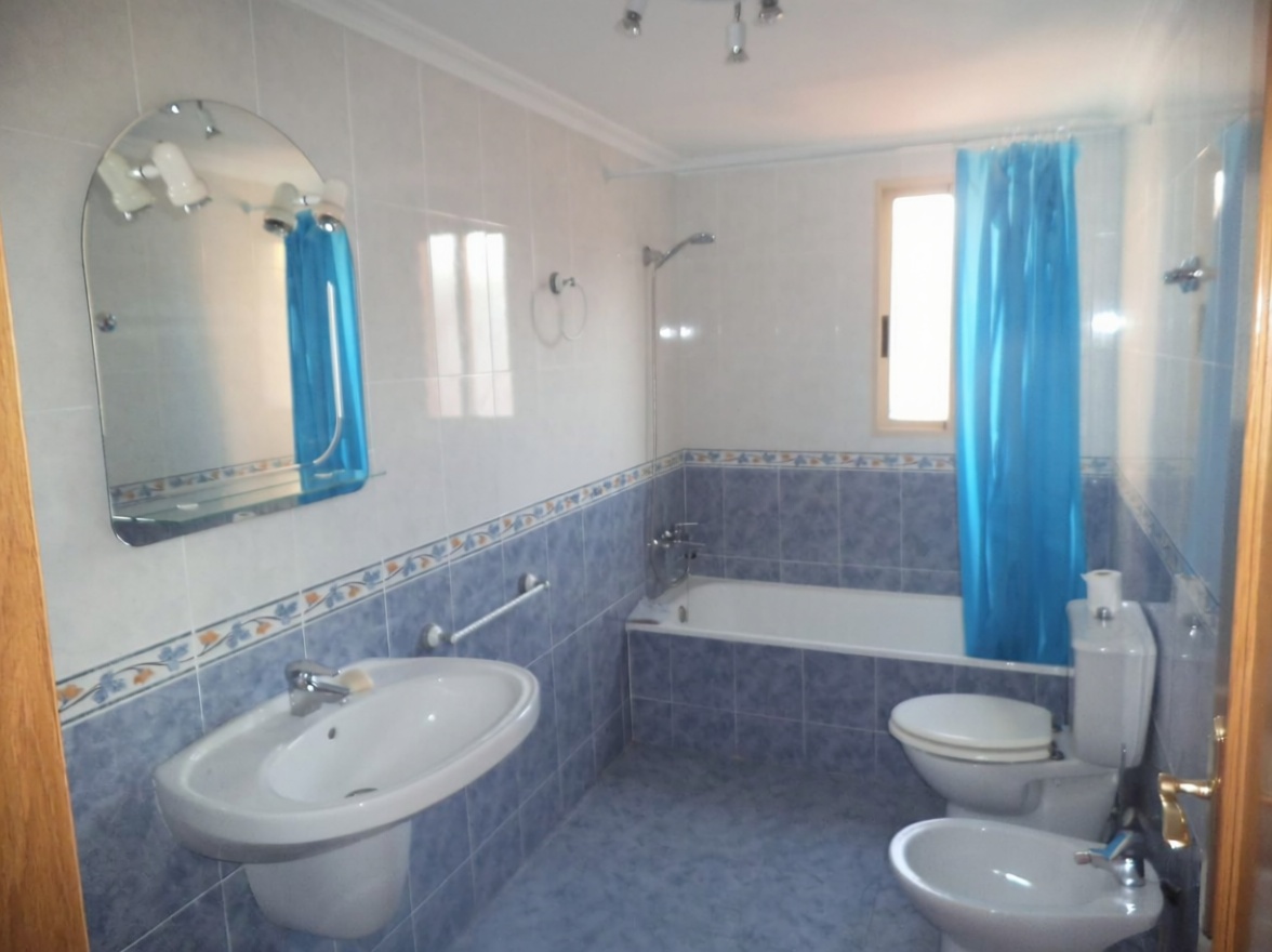Ático en primera línea de mar en Puerto de Sagunto — Baño