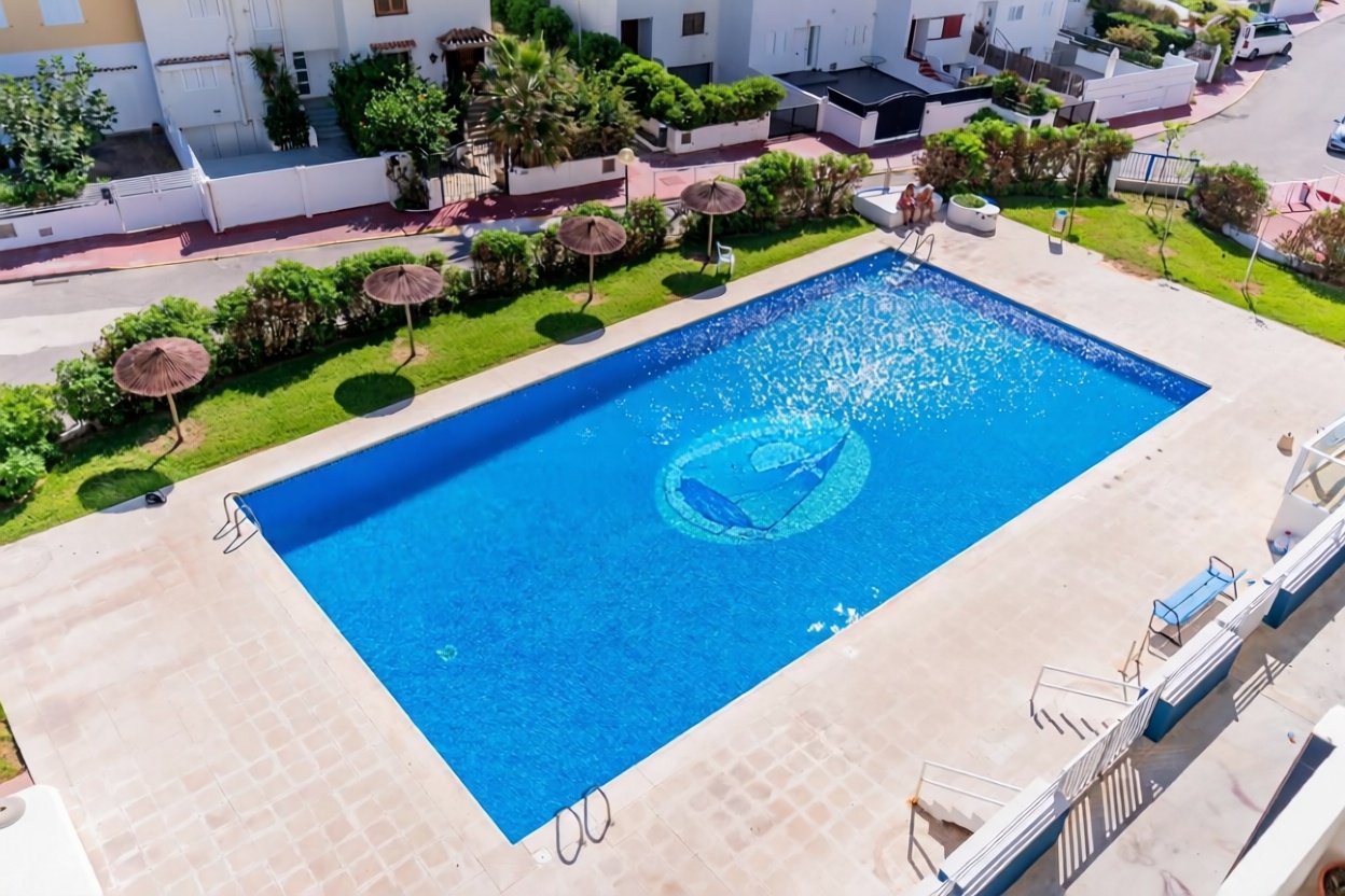 Chalet con acceso directo a playa en Puig — Piscina