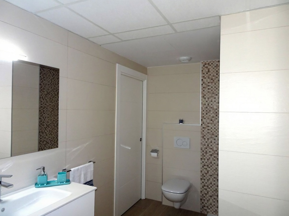 Beachfront flat in Alboraya — Bathroom