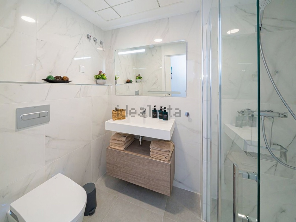 Ático en primera línea de mar en Villajoyosa — Baño