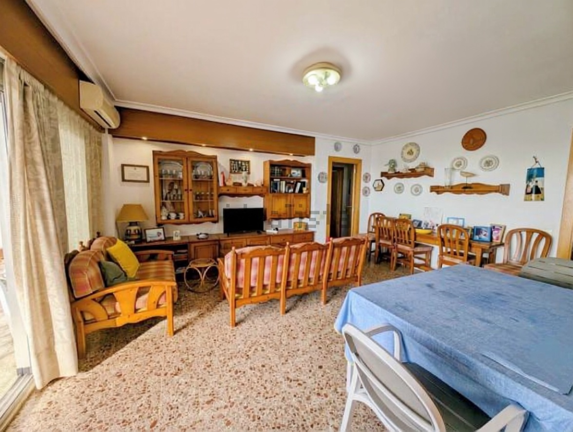 Apartamento em primeira linha de praia em El Perellonet — Sala