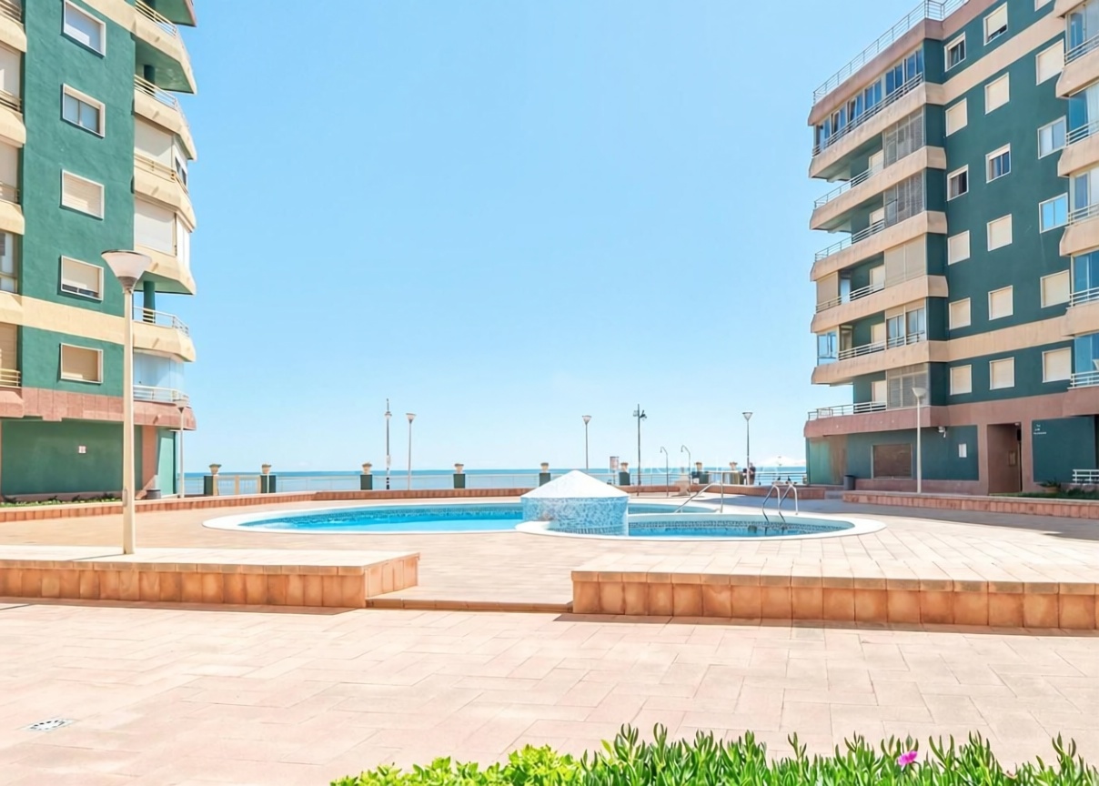 Piso en primera línea de playa en El Perelló — Piscina