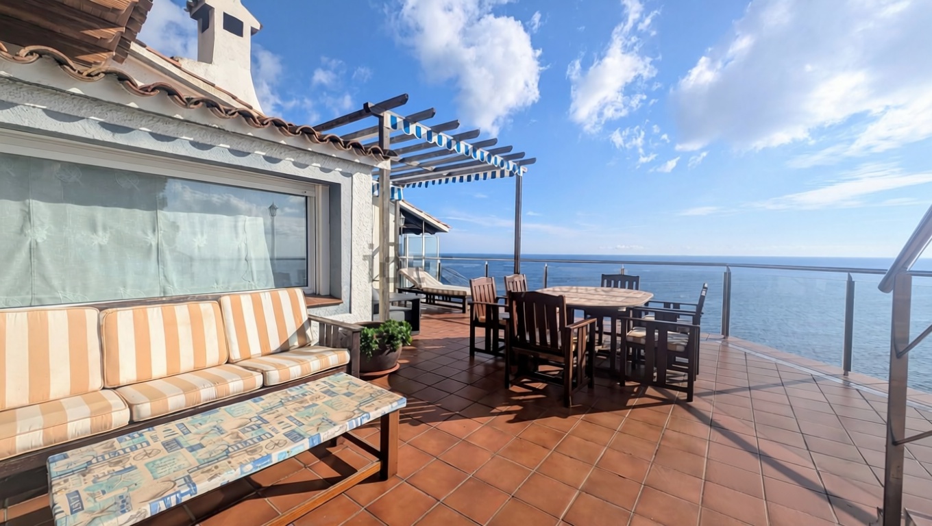 Chalet à vendre avec accès direct à la plage à Lloret de Mar — Terrasse mer