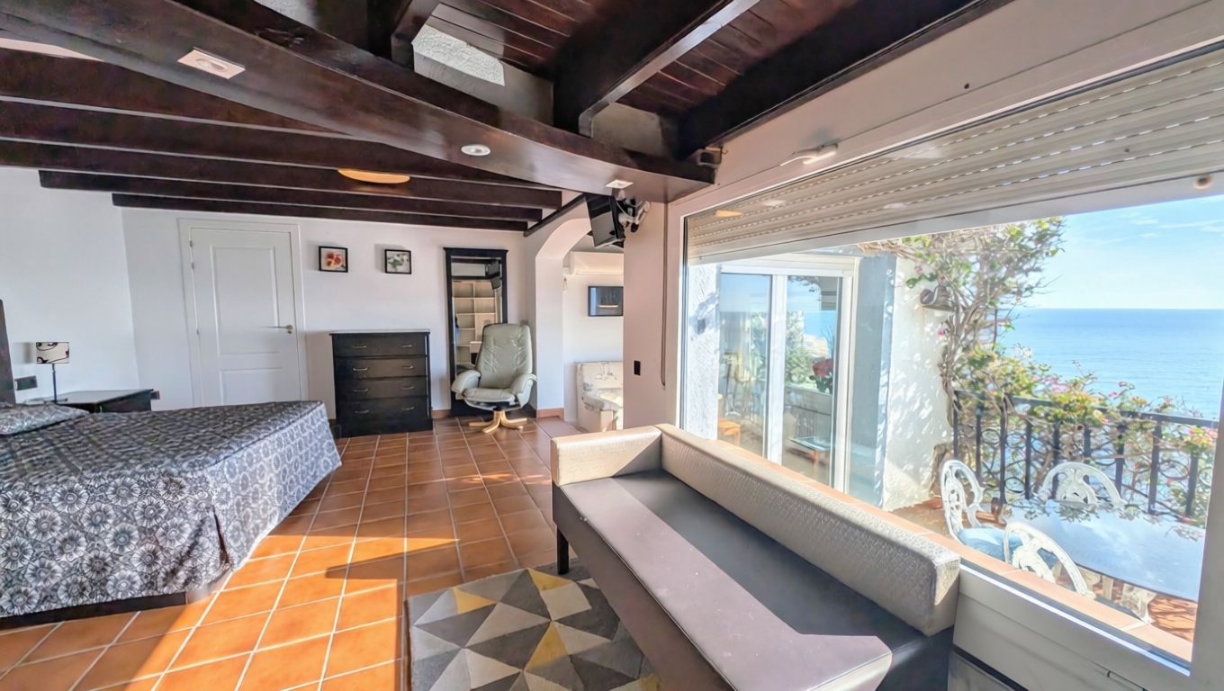Chalet à vendre avec accès direct à la plage à Lloret de Mar — Chambre