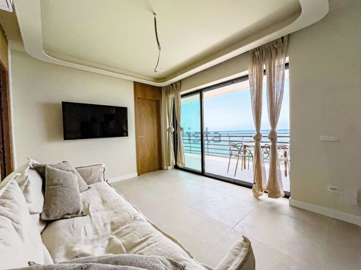 Beachfront flat in Marbella — Living room