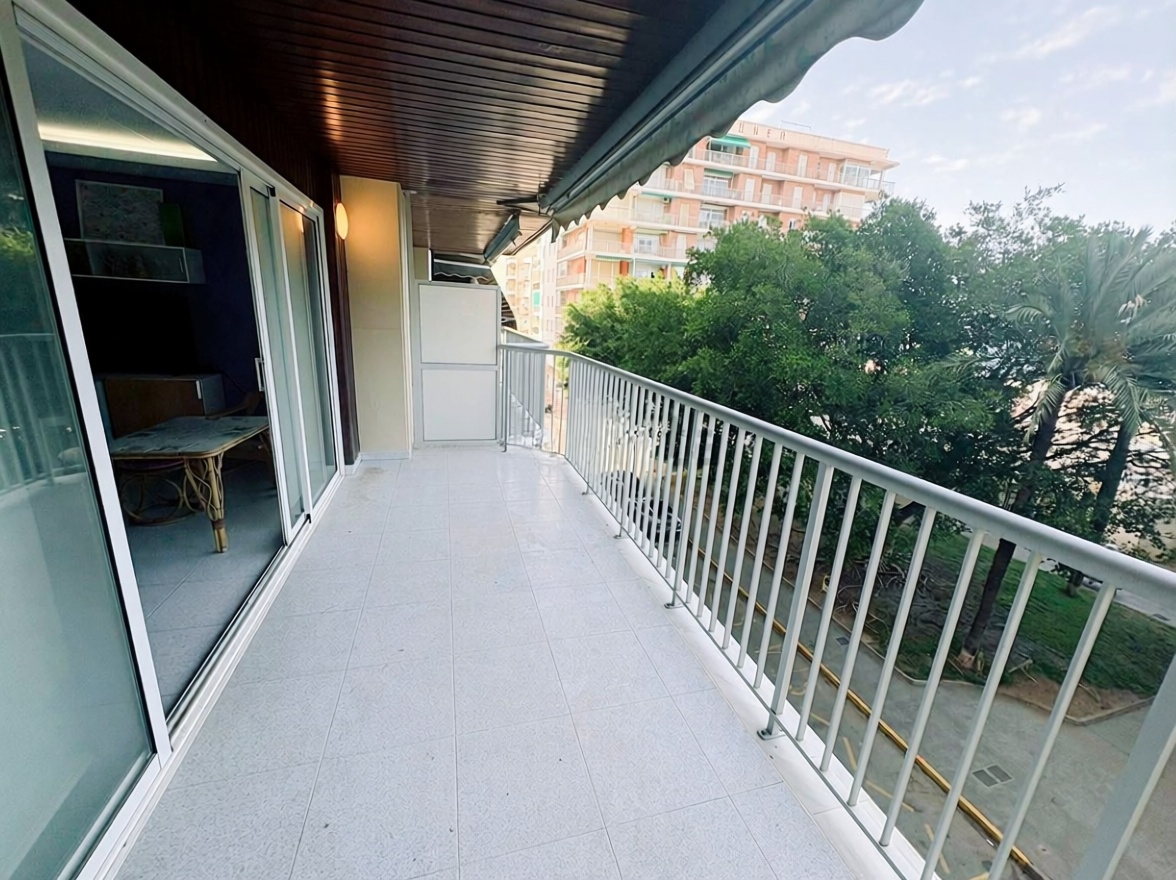 Piso en primera línea de playa en Sant Antoni de Portmany — Terraza
