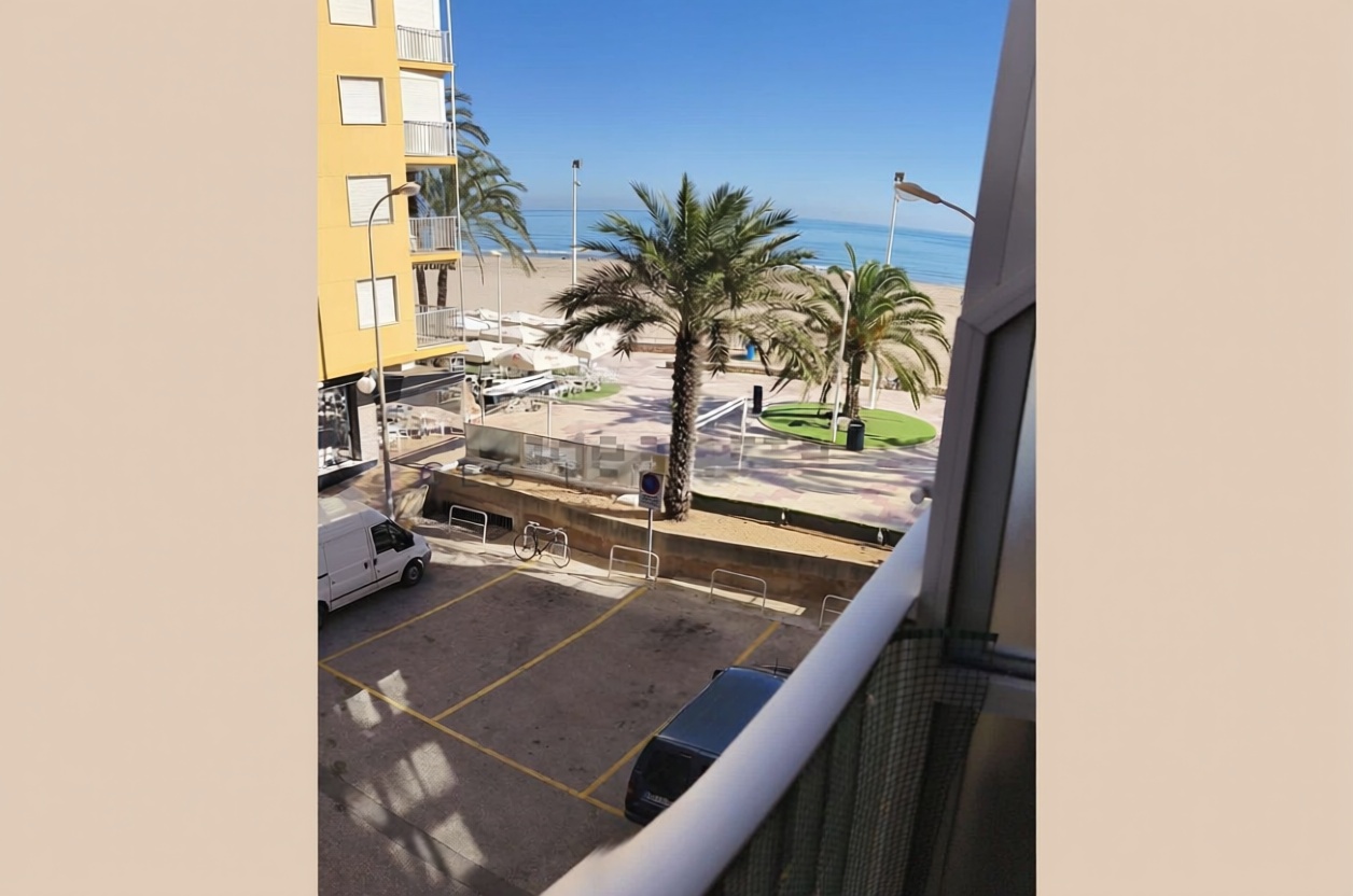 Piso en primera línea de playa en Sant Antoni de Portmany — Terraza mar