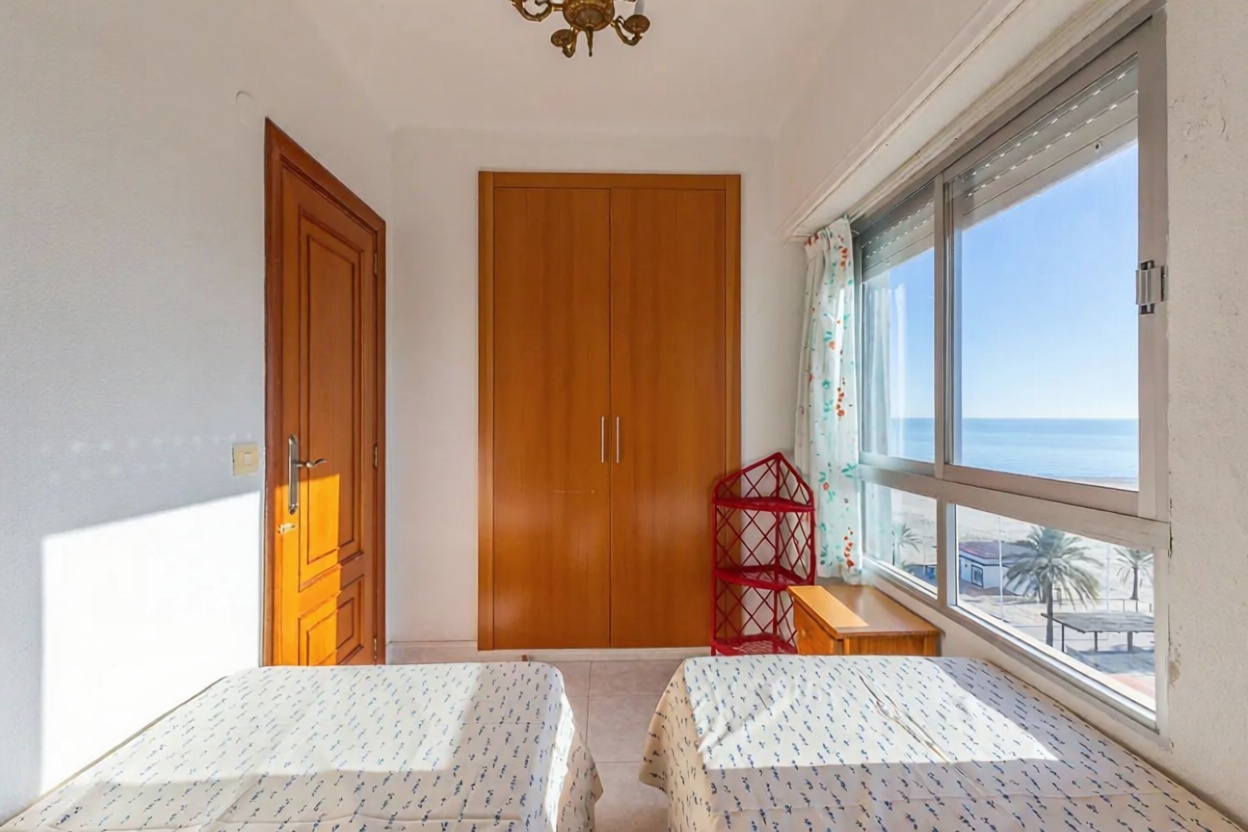 Apartamento em primeira linha de praia em Gandia — Quarto