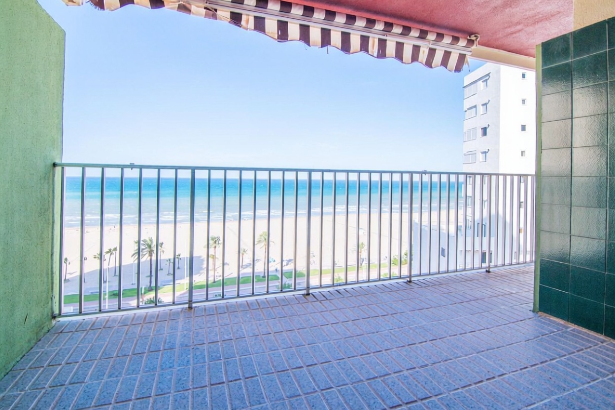 Квартира первая линия пляжа в Gandia