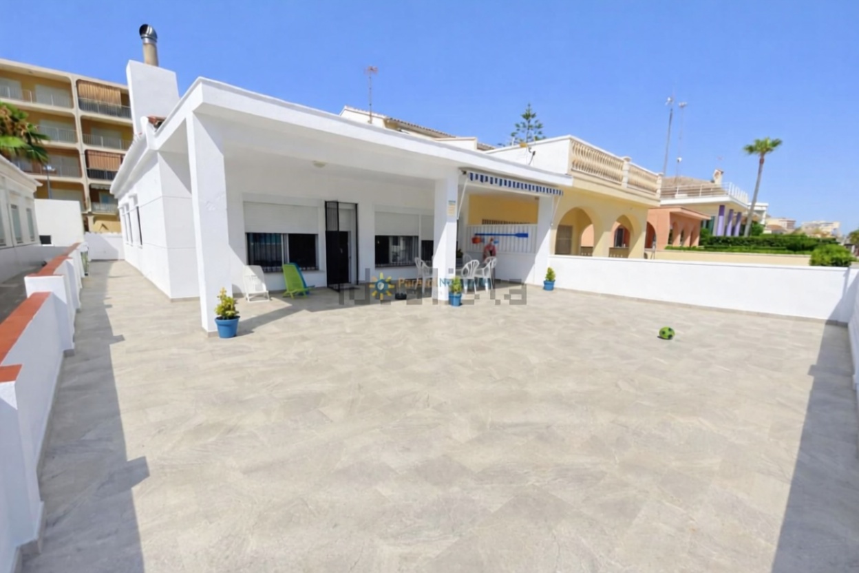 Chalet con acceso directo a playa en València — Terraza mar