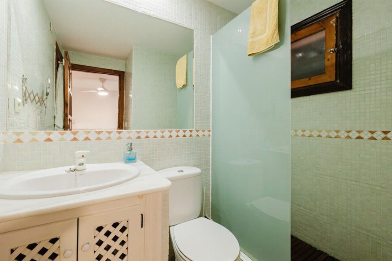 Chalet com acesso direto à praia em Salinas — Casa banho
