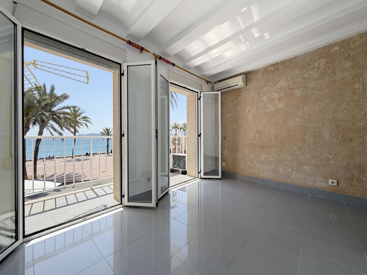 Piso en primera línea de playa en Jávea/Xàbia — Salón