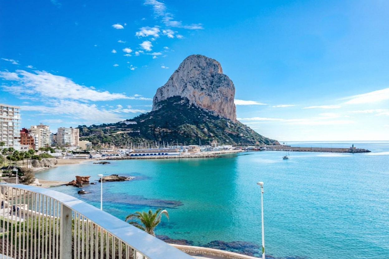 Apartamento à venda pé na areia em Calpe — Vista mar