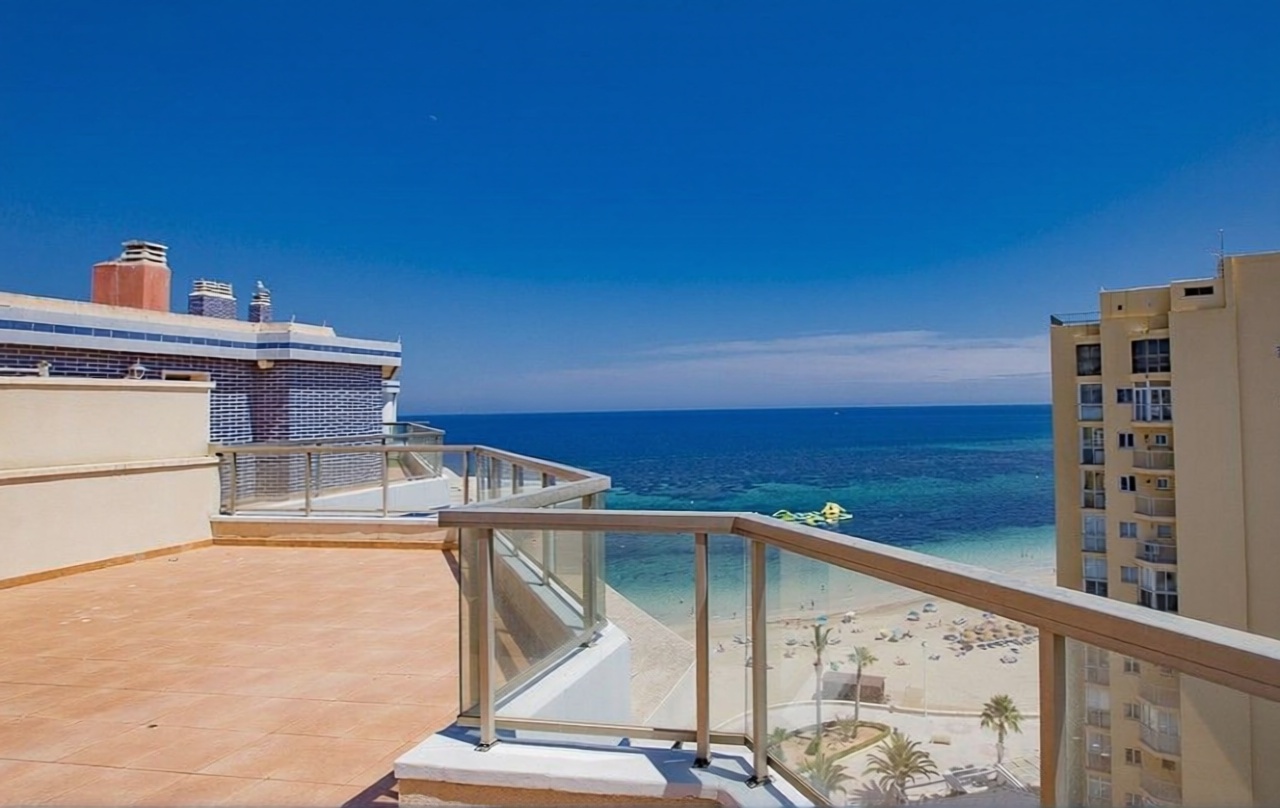 Мансарда на продажу на первой линии моря в Calpe