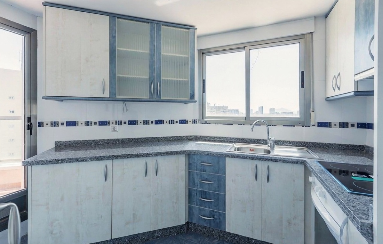 Dachgeschosswohnung zum Verkauf in erster Meereslinie in Calpe — Küche