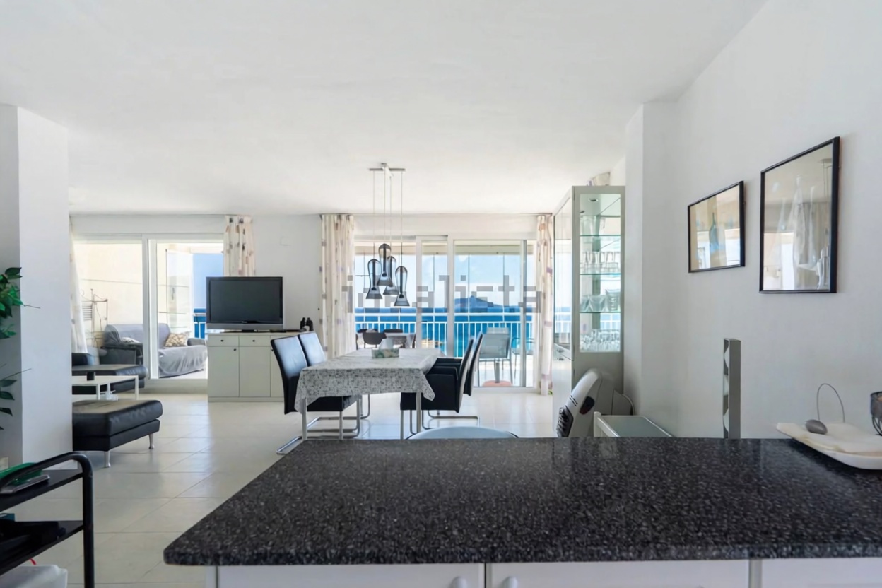 Dachgeschosswohnung zum Verkauf in erster Meereslinie in Calpe — Wohnzimmer