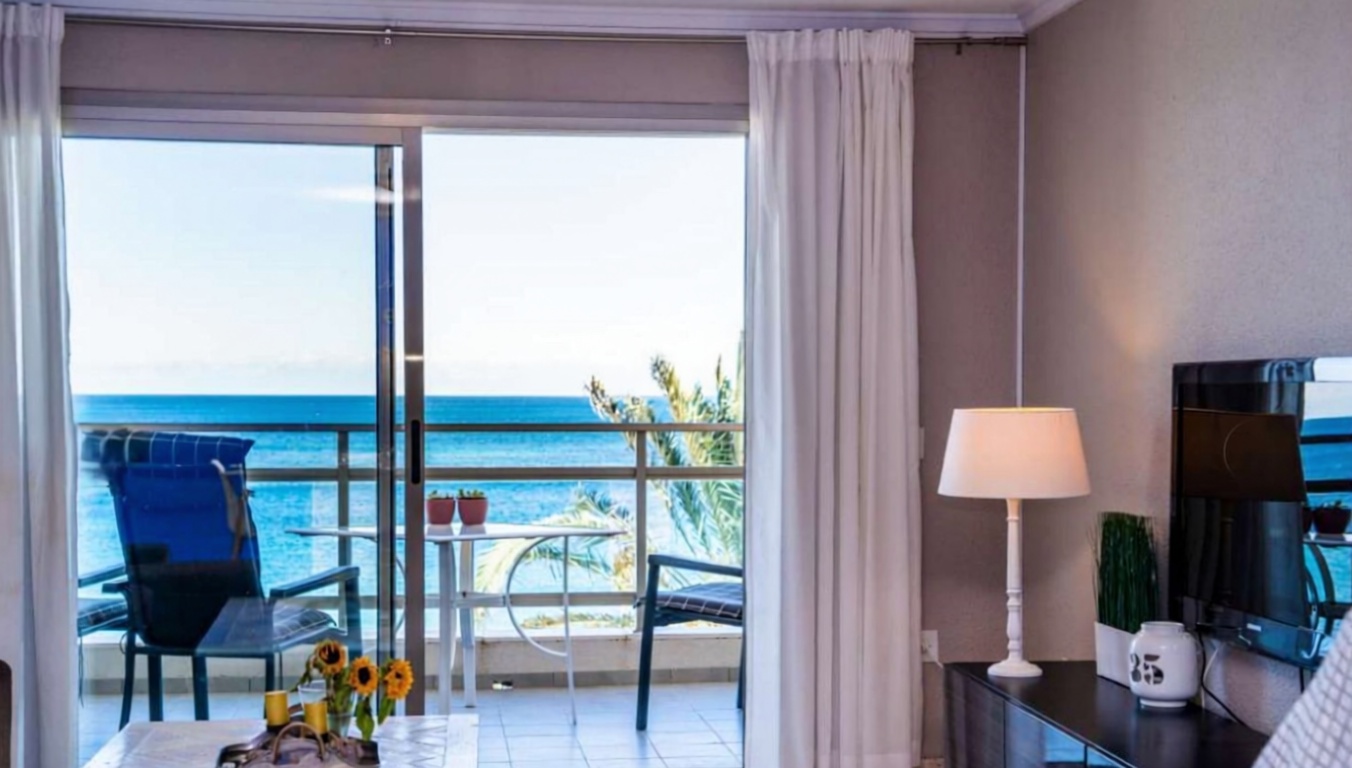 Piso en venta en primera línea de playa en Calpe — Salón