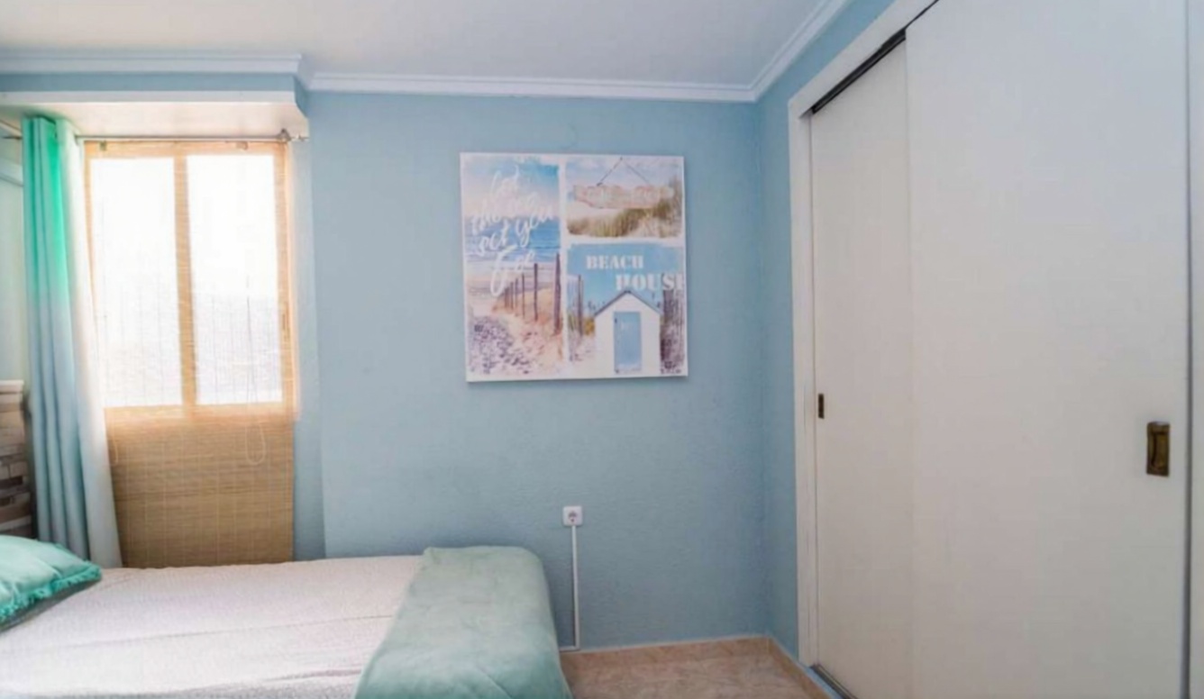 Piso en venta en primera línea de playa en Calpe — Dormitorio