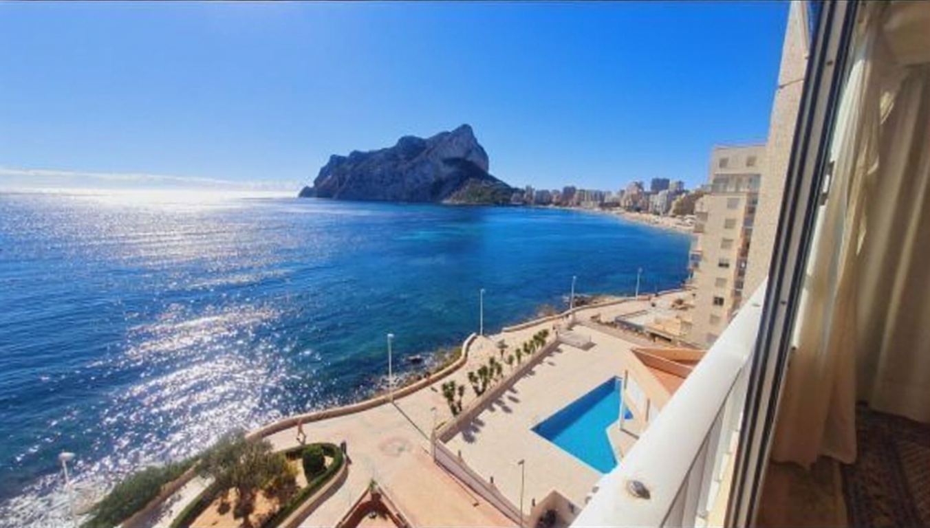 Piso en venta en primera línea de playa en Calpe — Vista mar