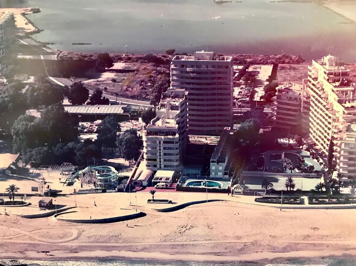 Chalet en venta con acceso directo a la playa en Calpe — Aérea