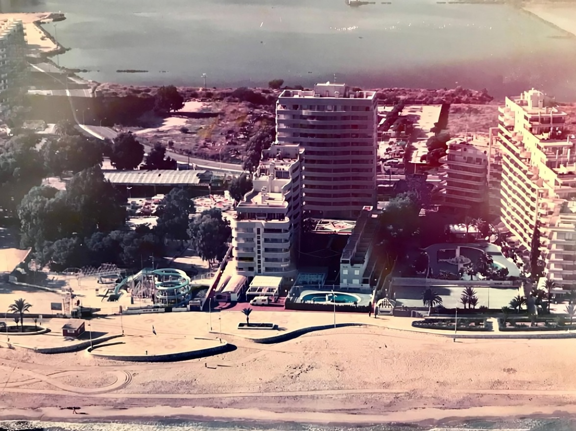 Chalet en venta con acceso directo a la playa en Calpe — Aérea