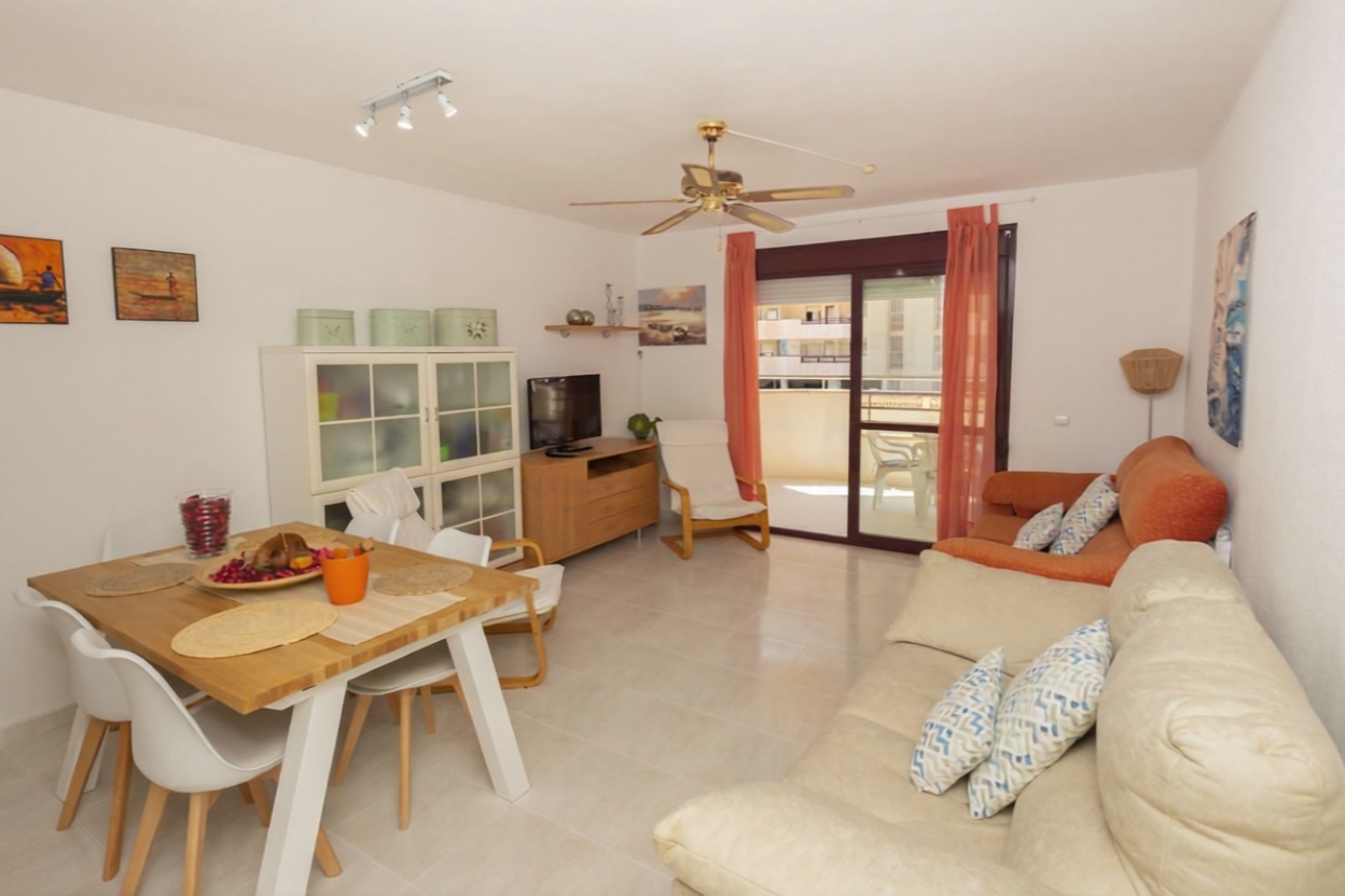 Piso en venta en primera línea de playa en Calpe — Salón