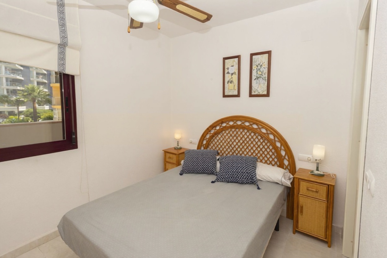Piso en venta en primera línea de playa en Calpe — Dormitorio