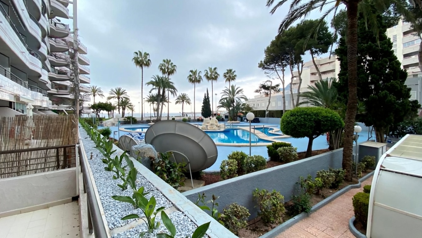 Flat for sale frontline beach in Calpe — Sea view