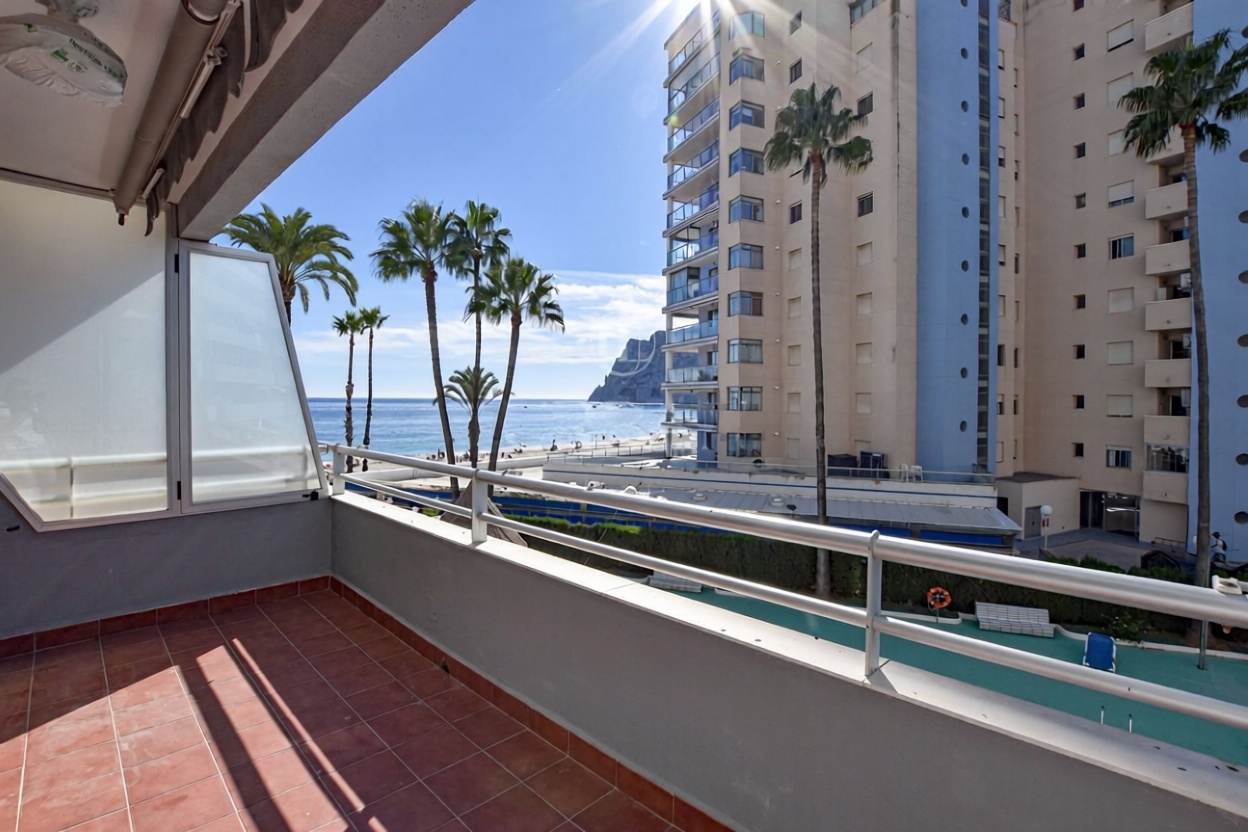 Piso en venta en primera línea de playa en Calpe — Terraza mar