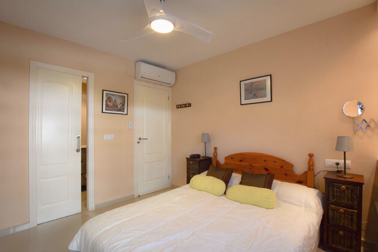 Piso en venta en primera línea de playa en Calpe — Dormitorio