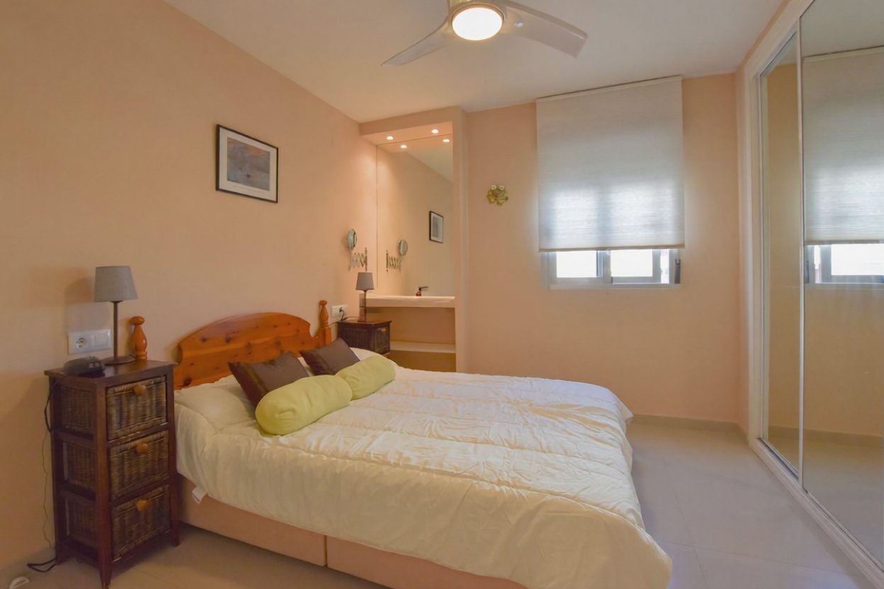Piso en venta en primera línea de playa en Calpe — Dormitorio