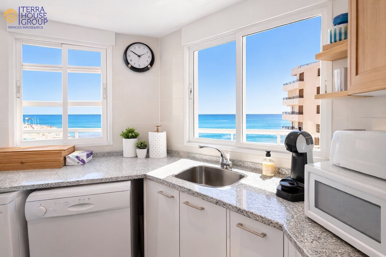 Piso en venta en primera línea de playa en Calpe — Cocina