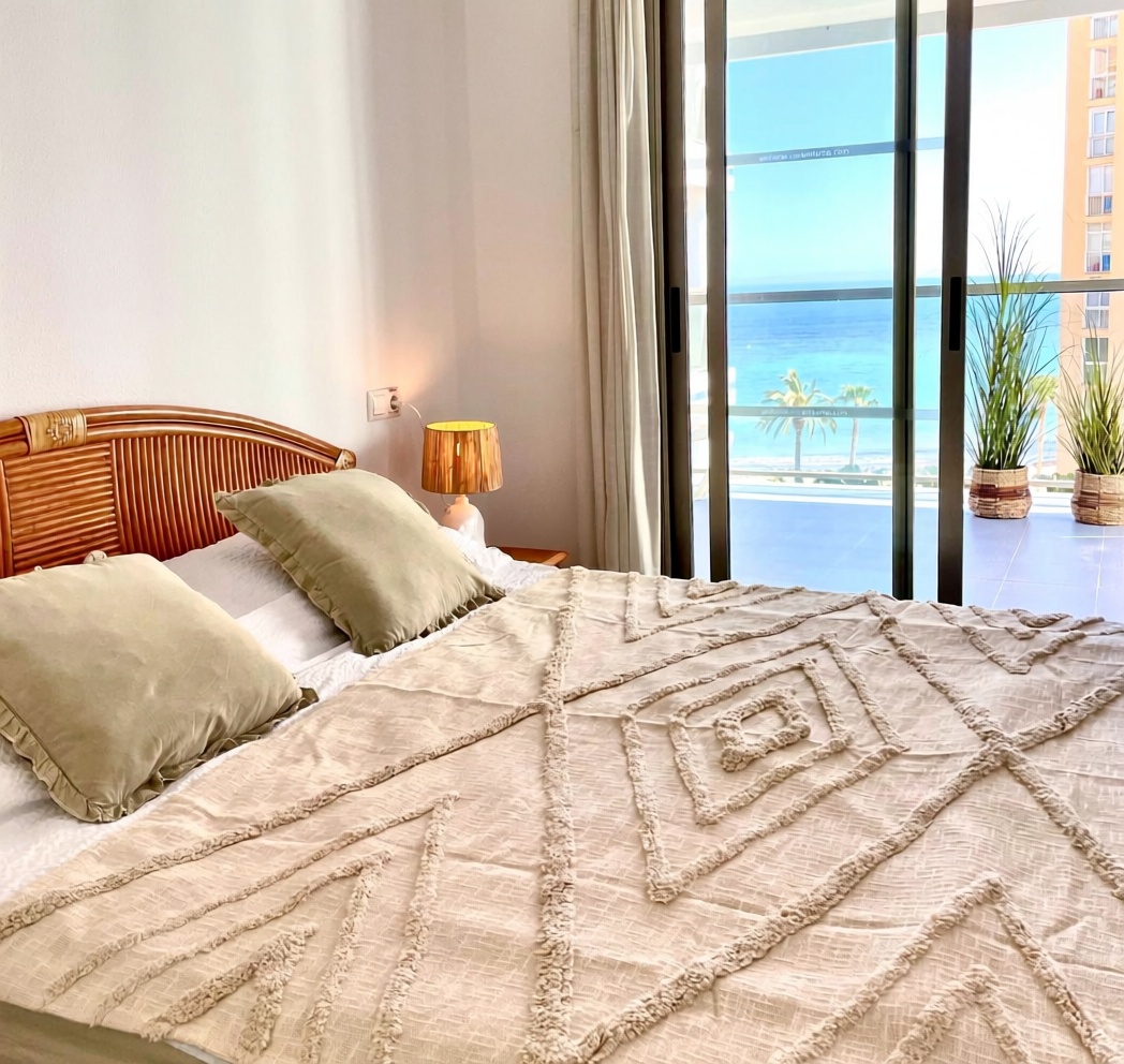 Piso en venta en primera línea de playa en Calpe — Dormitorio