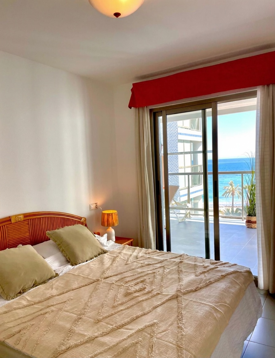 Piso en venta en primera línea de playa en Calpe — Dormitorio