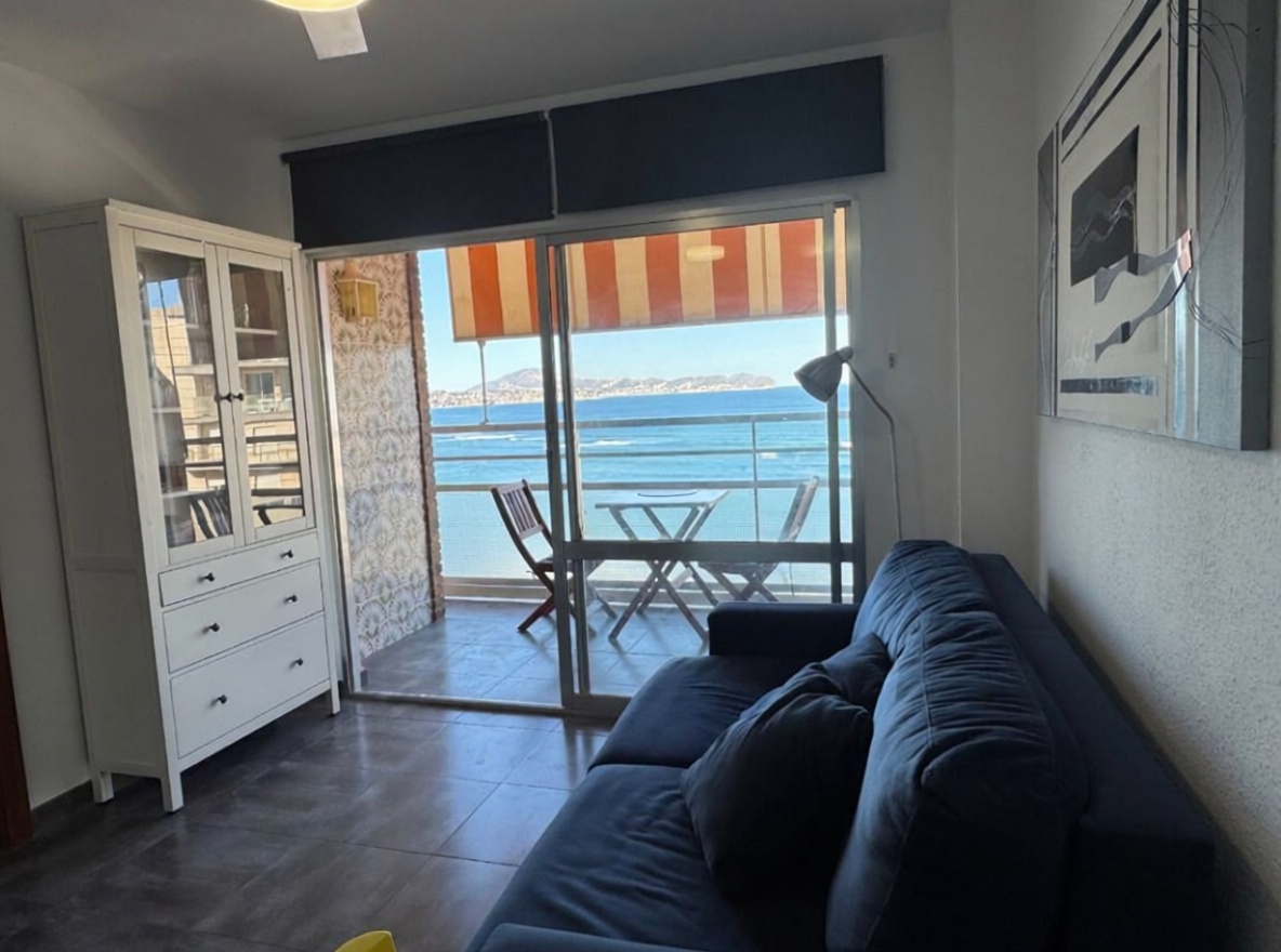 Wohnung zum Verkauf in direkter Strandlage in Calpe — Wohnzimmer