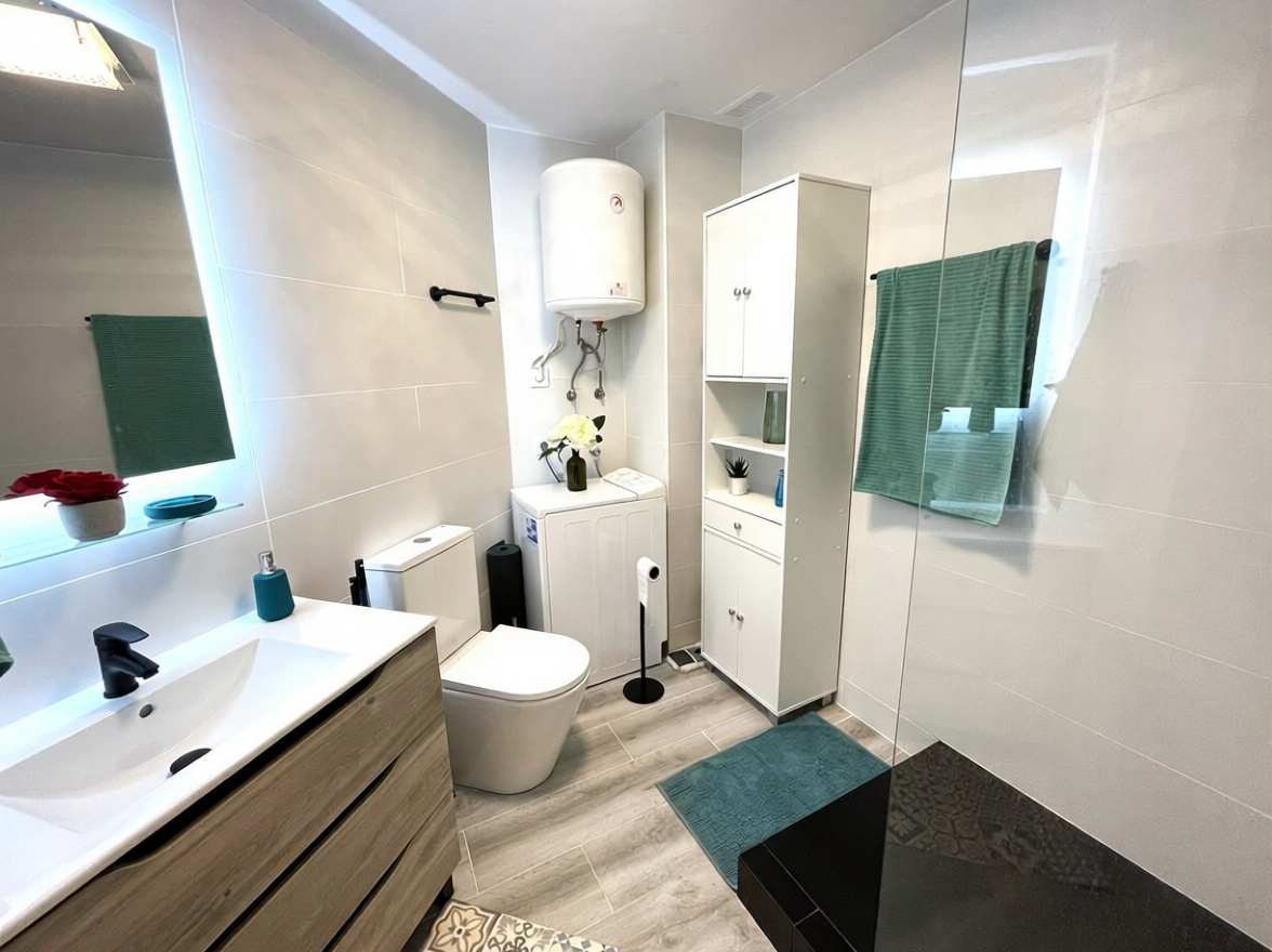 Studio zum Verkauf in direkter Strandlage in Calpe — Bad