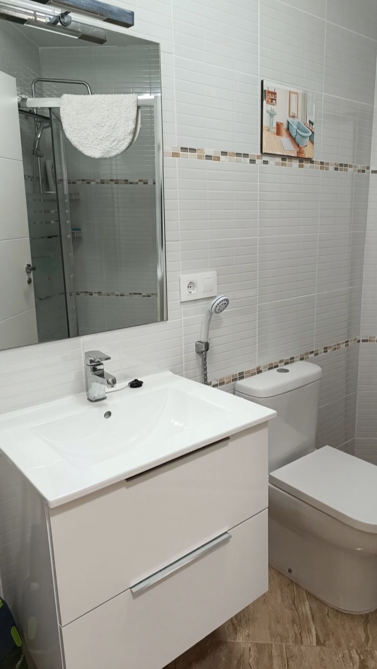 Studio zum Verkauf in direkter Strandlage in Calpe — Bad