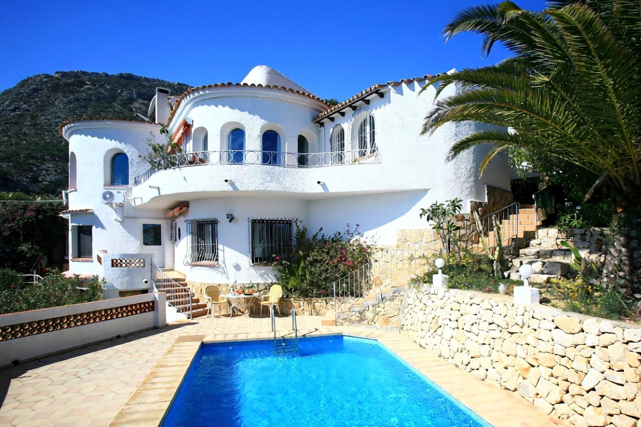 Chalet zum Verkauf mit direktem Strandzugang in Calpe — Pool