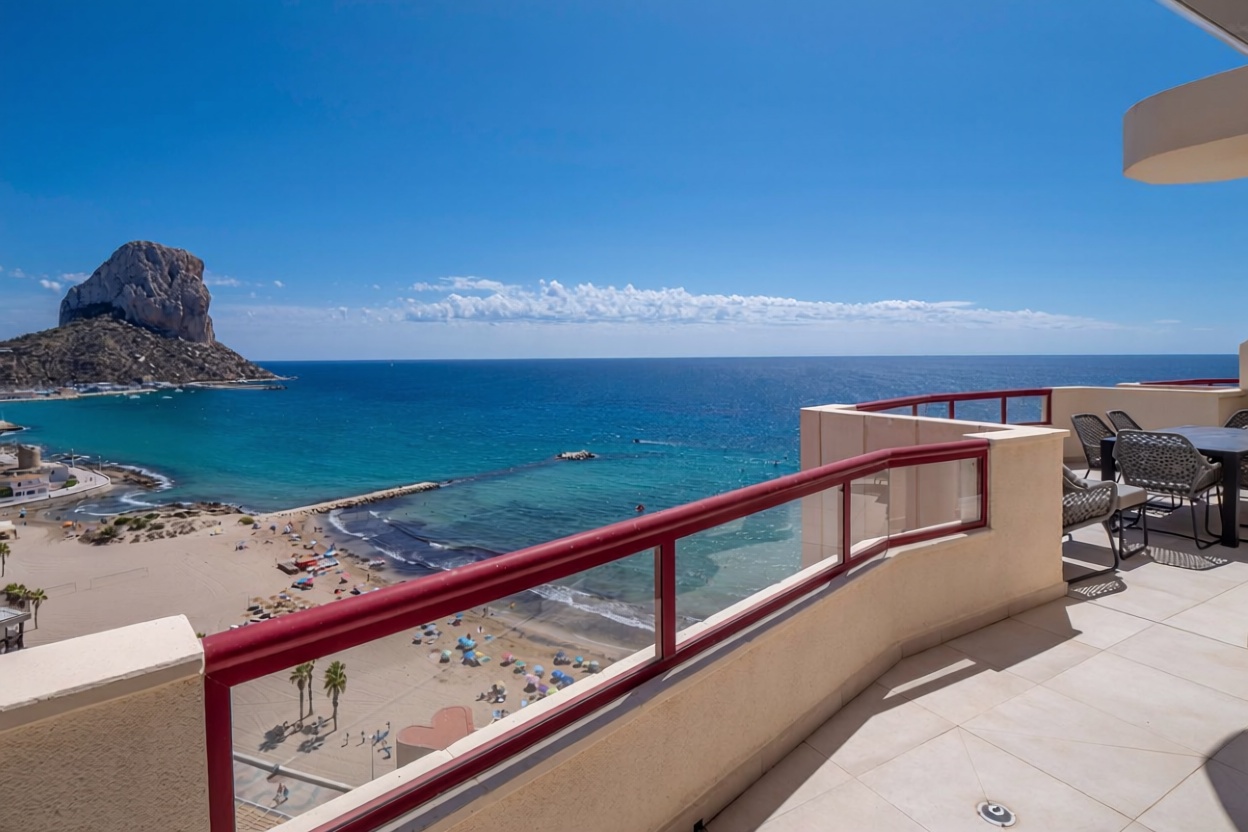 Duplexwohnung zum Verkauf in direkter Strandlage in Calpe — Meerterrasse
