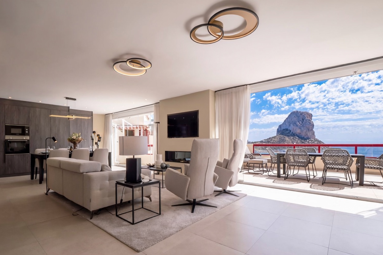 Duplexwohnung zum Verkauf in direkter Strandlage in Calpe — Wohnzimmer