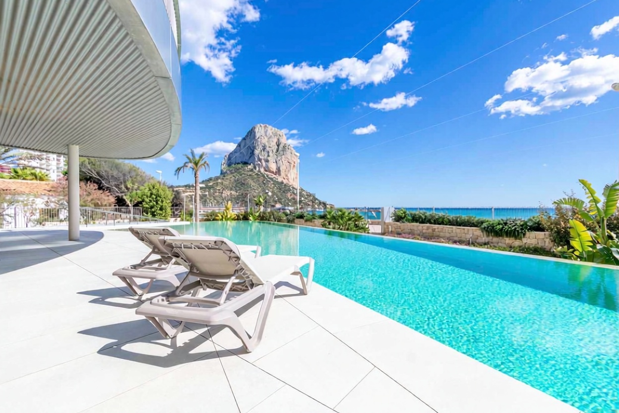 Wohnung zum Verkauf in direkter Strandlage in Calpe — Pool