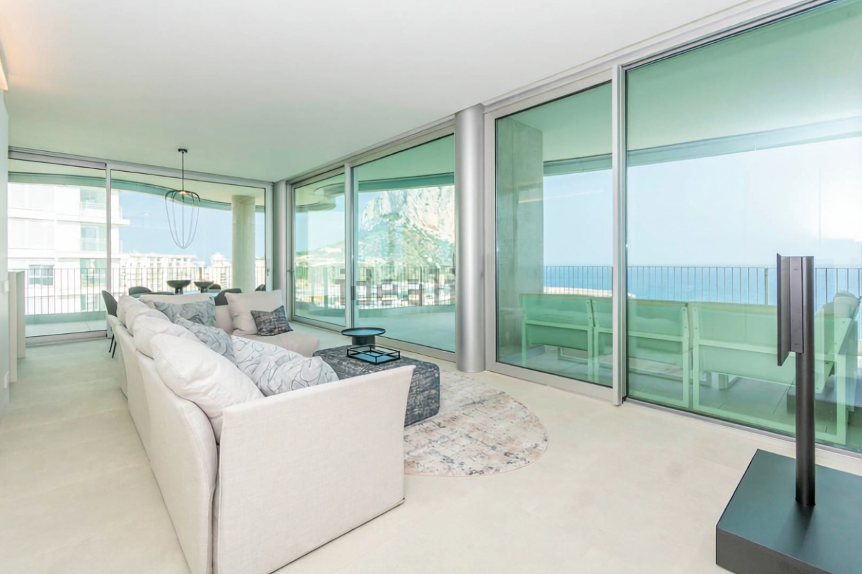 Wohnung zum Verkauf in direkter Strandlage in Calpe — Wohnzimmer